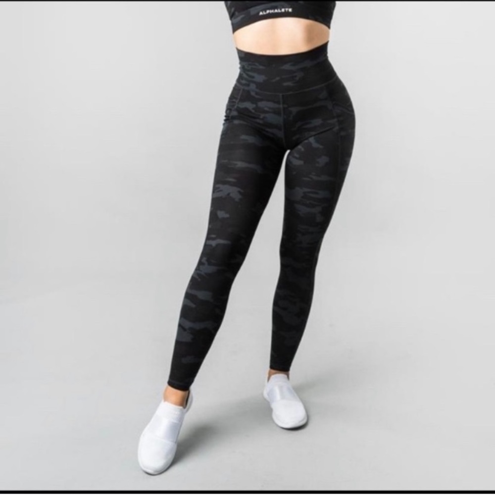 BRAND NEW Alphalete camouflaged pocket legging